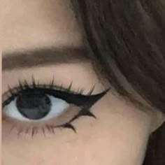 Doll Eyeliner Alt, Emo Eye Makeup Eyeliner, Emo Eyeliner Tutorial, Emo Makeup For School, Makeup Looks Emo, Makeup Ideas Emo, Emo Makeup Ideas, 2000s Emo Makeup, Eyeliner Emo