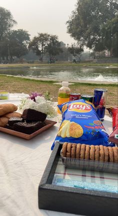 Sunder Nursery Picnic, Picnic Asthetic Pics, Sunder Nursery Aesthetic, Desi Picnic, Picnic Food Ideas Aesthetic, Candlelit Picnic, Rooftop Picnic, Aesthetic Picnic Ideas