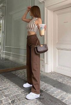 Pour 2023 Adoptez la tendance des Pantalons larges en velours côtelé sans se ruiner ! je vous ai rassemblé la sélection parfaite de 50 pantalons sur ASOS ultra trendy teenage et aesthetics pour vous aider à rester à la pointe de la mode et variée vous style et look ! coupe droite, coupe dad et streetwear retrouvez vos inspo outfits ici ! n'attendez pas les soldes 😜 Mode Poses, Brown Outfit, Outfit Jeans, Trik Fotografi, Causual Outfits, Brown Pants, Swaggy Outfits, Teen Fashion Outfits, Looks Vintage