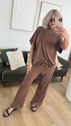 Brown Stretch Casual Sets, Casual Brown Stretch Sets, Solid Color Loungewear Sets With Elastic Waistband, Brown Stretch Loungewear Sets, Brown Stretch Sets For Loungewear, Stretch Long Pants Sets With Elastic Waistband, Stretch Sets With Elastic Waistband And Long Pants, Casual Brown Loungewear Sets, Casual Stretch Plain Sets