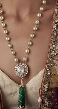 Amna Khan, Unique Pearl Earrings, Jewellery Designing, Amrapali Jewellery, Gold Jewelry Prom, Jaipur Jewelry, Jewellery Beads, Brides Mom, Gold Temple Jewellery