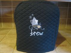 a black oven mitt sitting on top of a kitchen counter