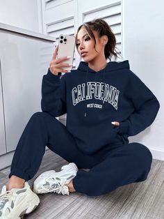 Azul Marino Casual Collar manga larga  Letras  Embellished Elástico Ligero  Ropa de Mujer Plus Size Sporty Outfits, Joggers Outfit, Letter Print Hoodie, Hoodie And Sweatpants, Sweatpants Set, Hooded Tops, Sporty Outfits, Drawstring Hoodie, Casual Sets