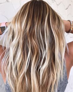 Summer 2020 Hair Color Trends, October Hair, Beachy Blonde Hair, Beach Blonde Hair, Surf Hair, Highlights White, Beachy Hair, Golden Blonde Hair, White Highlights