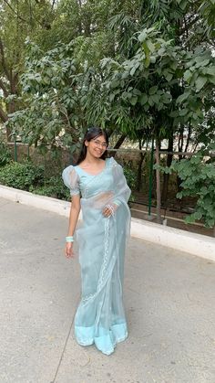 Farewell Saree, Denim Hacks, Farewell Sarees, Sarees For Girls, Simple Saree Designs, Fashionable Saree Blouse Designs, Simple Sarees, Simple Blouse Designs, Traditional Indian Outfits