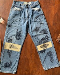 Pants With Paint On Them, Sharpie On Jeans, Painting Jeans Y2k, Painted Pants Design, Bleached Tshirt Ideas Grunge, Sharpie Pants, Painted Clothes Ideas, Drawing On Clothes Ideas