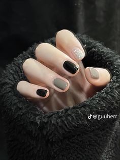 Black Korean Gel Nails, Pinky Nail Different Colour, Vintage Style Nails, Normal Nail Polish Ideas, Minimal Nails Art, Best Nails, Beauty Nails Design