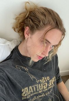 Long Hair Guys Styles Straight, Doris Revelis, Medium Length Haircut Gender Neutral, Wolfcut On Men, Masc Haircuts For Round Faces, Long Hair Guys Styles, Masc Long Hair, Blonde Hair Boy, Long Blond