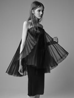 Soft Architectural Fashion - sheer pleated dress with delicate volume; sculptural fashion // David Laport Pathein, Avant Garde Dress, Pleats Fashion, Architectural Fashion, Sculptural Fashion, 3d Fashion, Short Bob Haircuts, Bob Haircuts, Short Bob Hairstyles