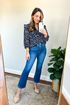 Cropped Flare Jeans Outfit Winter, Cropped Jeans Outfit Spring, Flare Crop Jeans Outfit, Kick Flare Jeans Outfit, Flared Jeans Outfit Summer, Ankle Jeans Outfit, Flair Jeans Outfit