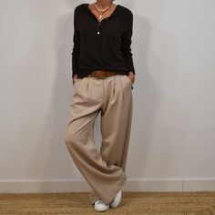 Pantalon Large Beige, Beige Wide Pants Outfit, Creme Trousers Outfit, Ootd Pantalon Beige, Wide Beige Pants Outfit, Look Pantalon Large, Beige Pantalon Outfit, Wide Length Pants Outfits, Wide Leg Beige Pants Outfit