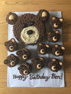 there are many cupcakes that have been made to look like bears on the table