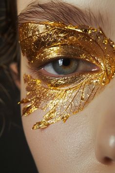 Gold Costume Ideas Halloween, Leaf Eyeshadow, Gold Leaf Makeup, Gold Goddess Makeup, Pirate Makeup, Brown Eye Makeup, Eye Shadow Looks, Teal Eyeshadow, Gold Make Up