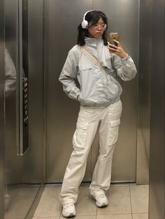 White Cargo Winter Outfit, White Cargo Pants Outfit Winter, White Windbreaker Outfit, White Headphones Outfit, White Cargos Outfits, Nike Jacket Outfit, White Pants Outfit Casual, Bubble Jacket Outfit, Studying Outfit