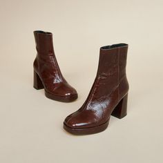 Boots à plateformes et bouts carrés femme en cuir brillant marron | Jonak 70s Boots, Boots Square Toe, Leather Heeled Boots, Platform Loafers, Swag Shoes, Platform Ankle Boots, Leather Shoes Woman, Pretty Shoes