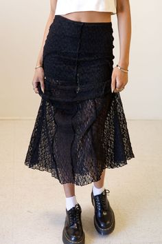 Love Game Sheer Lace Midi Skirt Black Lace Skirt Outfit, Hankerchief Skirt, Summer Skirt Outfits, Fashion Brenda, Square Skirt, Black Skirt Outfits, Dance Photoshoot, Skirt Outfits Summer, Outfit Verano