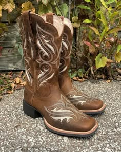 Ariat Women's Round Up Bliss Square Toe Cowgirl Boots 10034056-Painted Cowgirl Western Store Real Cowgirl Boots, Ariat Boots Women's Square Toe, Ariat Boots Women's, Square Toe Boots Cowgirl, Vaquera Boots, Square Toe Cowgirl Boots, Justin Cowgirl Boots, Cowgirls Boots, Cow Girl Boots