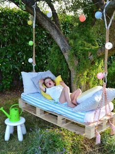 50 Ideas de muebles para tu hogar hechas con Pallet reciclado (Parte 1) - Vida Lúcida Outdoor Hanging Bed, Mommo Design, Koti Diy, Swing Bed, Hanging Bed, Diy Projects For Kids, Pallet Garden, Bed Swing