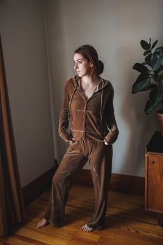 Rare vintage early 2000's DKNY velvet lounge set.  Plush luxe gold velvet on a stretch fabric.  An amazing set that includes one pair of drawstring wide leg stretch pants and a zip-up hoodie with pockets.  90% poly, 10% spandex.  Has caramel brown undertones (not yellow undertones) - a warm copper-like gold. Pants can be worn alone as dress pants.  Perfect for a holiday get-together with a tight black top and tassel earrings.  The drawstring makes an easy fit for varying sizes! Pants Size L  Hoo Velvet Track Suit, Gold Lounge, Velvet Lounge, Gold Pants, Suit Vintage, Gold Velvet, Track Suit, Caramel Brown, Leg Stretching