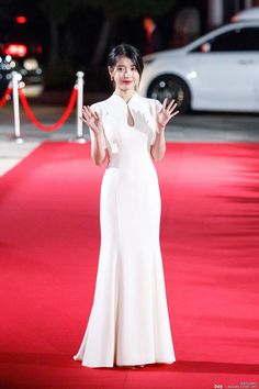 Korean Red Carpet Dress, Korean Dress Elegant, Jang Man Wol, Simple White Dress, Hyo Joo, Red Carpet Gowns