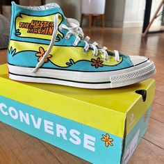 Part Of A Collection Celebrating The Iconic Animated Franchise, The Scooby-Doo X Chuck 70 High 'The Mystery Machine' Draws From The Series' Signature Van. As A Result, The Shoe's Canvas Upper Sports The Same Vibrant Pattern, With 'The Mystery Machine' On The Lateral Ankle. Underfoot, The Vulcanized Midsole Sports 'Scbysnk' On The Heel Of The Left Shoe, While An Orange Waffle Outsole Is Included For Traction. Men’s Size: 11 Women’s Size: 13 Collector’s Item. Rare, Limited Edition. Anime Converse Shoes, Scooby Doo Converse, Scooby Doo Items, Cute High Tops, Scooby Doo Shoes, Cute Cheap Shoes, Painting Leather Shoes, Shoe Painting Ideas, Silly Shoes