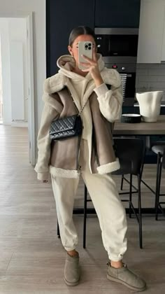 Fall 2023 Fashion Trends Going Out, Beige Moto Jacket Outfit, Zara 2023 Winter Collection, Shearling Vest Outfit, Stile Blair Waldorf, Adrette Outfits, Cute Thanksgiving Outfits, Fest Outfits, Classy Winter Outfits