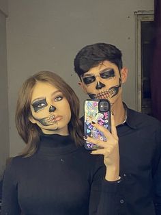 Skull Face Makeup Couples, Matching Halloween Makeup For Couples, Couples Skull Makeup, Skull Makeup Couple, Skeleton Makeup Couple, Makeup Halloween Pareja, Couple Skull Makeup, Skull Couple Costume, Heloween Make Up