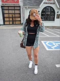 early fall outfit | fall flannel outfit | fall errands outfit | summer to fall transition outfit Camping Outfits Aesthetic Summer, Zoo Outfits For Women, Flannel Summer Outfits, Mom Zoo Day Outfit, Sporty Outfits For Summer, Oqq Workout, Zoo Outfit Ideas, Sporty Mom Outfits, Fall Athleisure Outfits