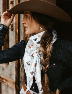 Western Office Inspiration, Cowgirl Flannel Outfits, Western Wild Rags, Western Scarf Outfits, Wild Rags How To Wear, Wild Rags Outfits, Cowboy Neckerchief, Cowboy Scarf