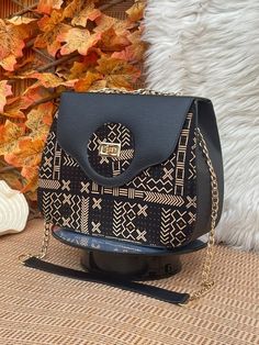 Unique african handbags homemade carefully and perfectly made to accentued your outfit. Unique Purses And Handbags, African Handbags, Leather Bag Design, Unique Handbags, Aso Oke, Unique Purses, Ladies Clutch, Cross Bag, Bag Design