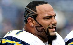 Antonio Garay of the Chargers with his tribal, colored hair. There are secrets in there. Football Hairstyles, Old Football Players, Weird Haircuts, Hair Designs For Men, Football Hair, Beard Designs, Beard Humor, Haircut Designs