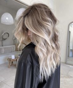 Platinum Blonde With Root Melt, Blonde With Shadow Roots And Money Piece, Balayage Hair Blonde With Money Piece, Blonde Balayage Dark Roots, Winter Blonde Balayage, Dark Roots Blonde Hair Balayage, Coiffed Hair, Cream Blonde Hair, 2024 Haircuts