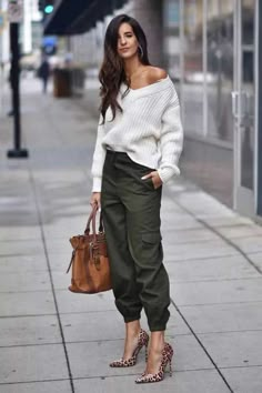 Women Cargo Pants Outfit, Cargo Pants Outfits, Women Cargo Pants, Cargo Pants Outfit, Mode Casual, Outfit Jeans, Green Pants, Office Look, Baggy Pants