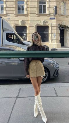 Fall Inspo Outfits, Blue Skirt Outfits, Stylish Denim Skirt, Australian Winter Fashion, Outfits Los Angeles, Grey Sweater Outfit, Ireland Fashion, Oversized Grey Sweater, Look Adidas