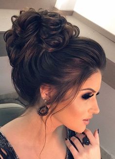 Coques de festa para usar em 2018 Wedding Updos, Knot Hair, Evening Hairstyles, Stylish Suit, Bridesmaid Hairstyles, Wedding Hairstyles Updo, Trendy Hair