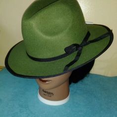 Beautiful And New Hat Green Wide Brim Fedora For Spring, Green Hat Bands For Kentucky Derby, Adjustable Green Fedora For Spring, Green Fedora With Curved Brim For Spring, Adjustable Green Hats For Fall, Adjustable Green Fall Hats, Adjustable Green Wide Brim Fedora, Green Adjustable Wide Brim Fedora, Green Short Brim Fedora For Spring