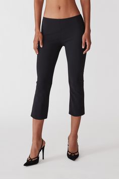 One of the designer's favorite inspirations is Audrey Hepburn, who popularized the classic black Capri pants. It was also Lana’s continued search for a seamless, comfortable yet dressy alternative to workout pants that she could dress up or down for work or play. Made from the Sensitive Classic Euro Jersey fabric, these pants will take you through every season as they become a timeless staple in your wardrobe. Grip elastic at the waist band keeps them in place and the notched flare slits at the Audrey Hepburn Capri Pants, Capri Work Outfit, Capri Trousers Outfit, Black Capris Outfit, Black Capri Pants Outfit, Summer Work Outfits Women, Italian Style Fashion