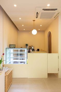 아이보리톤 마카롱집 인테리어 Small Shop Interior, Foodtrucks Ideas, Cafe Design Inspiration, Coffee House Design, Cafe Menu Design, Mini Cafe, Bakery Shop Design