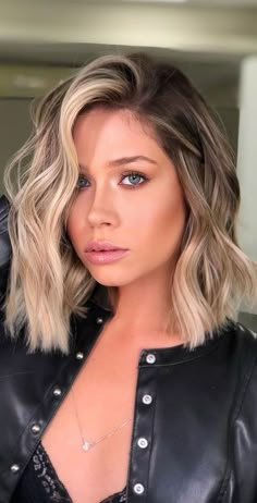 Blonde Brown Balayage Short Hair, Brown Hair With Highlights Shoulder Length, Blonde Hair Color Ideas Shoulder Length, Short Bob Balayage Brunettes, Short Hair Blonde Balayage, Brunette With Blonde Highlights, Cute Blonde Hair, Bob Hair Color