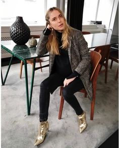 Metallic Boots Outfit, Gold Ankle Boots, Metallic Ankle Boots, Pernille Teisbaek, Outfit Botas, Winter Mode Outfits, October Fashion, Boots Outfit Ankle