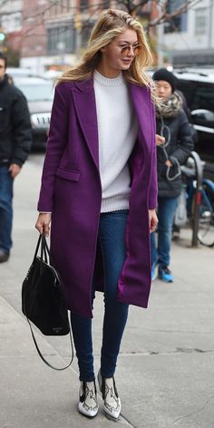 Gig Hadid look cold-weather chic in a long purple coat, cream seater, and snake-print boots. Mantel Styling, Mantel Outfit, Gigi Hadid Style, Purple Coat, Hadid Style, Spring Look, Inspired Outfits, Purple Fashion