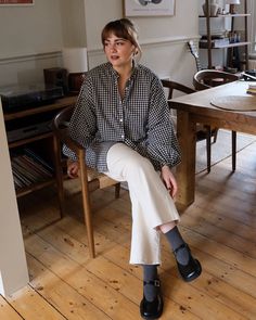 Weekend uniform on repeat lately 🍂 Navy Slacks Outfit, Freelancer Outfit, Curvy Winter Fashion, Fall Looks 2024, Office Outfits Winter, Summer Outfit Work, Pleated Pants Outfit, Sunday Best Outfit, Fashion Uniform