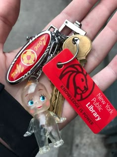 Menacore Aesthetic, Cool Keychains Aesthetic, Car Keys Aesthetic, Keys Aesthetic, Aesthetic Keychain, Keychain Aesthetic, Cool Keychains, Car Deco, Inside My Bag