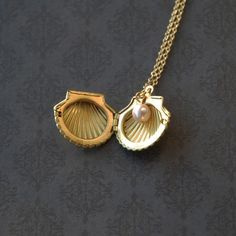 Seashell Locket Necklace, Clam Pearl Necklace, Mermaidcore Aesthetic Jewelry, Brass Hair Accessories, Pearl Locket Necklace, Vintage Gold Shell Jewelry, Vintage Shell-shaped Necklaces For Gifts, Ocean Themed Gifts, Ocean Jewelry Aesthetic