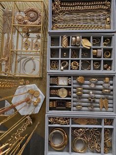 Jewellery Designer Aesthetic, Classy Jewellery Aesthetic, Aesthetic Jewelry Collection, Jewellery Organization Ideas, Accesories Organisation Aesthetic, Jewelry Aesthetic Organization, Bedroom Jewelry Organization