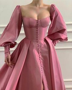 a pink dress with puffy sleeves is displayed on an instagramtion page in spanish