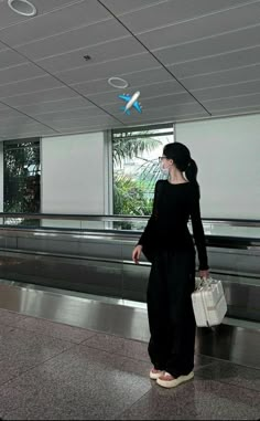 Airport Outfit Korean, Minimalist Fashion Women, Outfit Korean, Grunge Outfit, Girl Inspiration, Fashion People, Fashion Fits, Girly Fashion