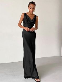 Black Mermaid Gown, Backless Dress Black, Elegant Styling, Black Collared Dress, Stylish Maxi Dress, Costume Noir, Long Skirt Fashion, Ice Dresses, Clubbing Outfits