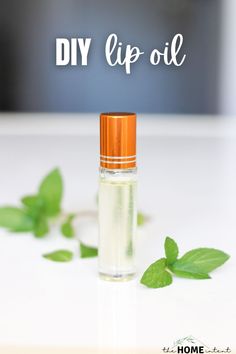 That all natural DIY lip oil recipe that will leave your lips feeling nourished with a healthy sheen. It's very simple and quick to make, and is made with natural ingredients and essential oils. Lip Oil Recipe, Diy Lip Oil, Homemade Ideas, Diy Lips, Natural Diy, Oil Recipes, Lip Oil, Natural Essential Oils, Your Lips