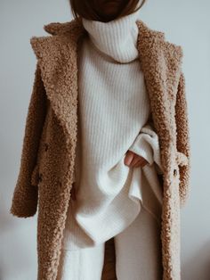 Cozy Up in Teddy Bear Coats Fall Fashion Coats, Casual Chic Outfits, Beige Coat, Double Denim, Looks Street Style, Mode Inspo, Looks Chic, Looks Style